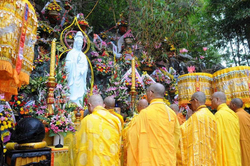 Lễ khai kinh diễn ra vào sáng sớm để cầu quốc thái dân an