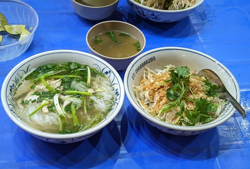 Phở gà nước và phở gà trộn hấp dẫn của quán