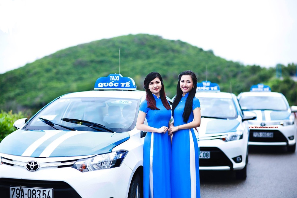 Nhiều hãng taxi truyền thống đã cập nhật công nghệ mới để phục vụ du khách nhanh chóng 