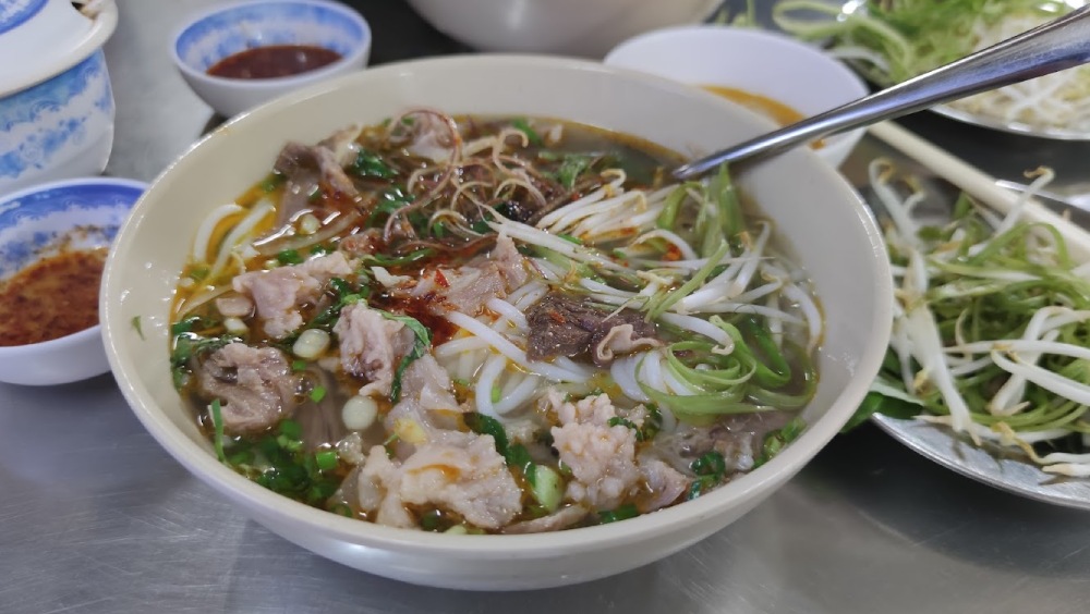 Bát bún bò mỡ nổi của quán cô Như 