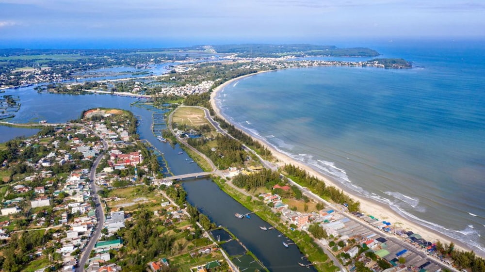 Bãi biển Mỹ Khê nổi tiếng với bờ cát trắng mịn, làn nước trong xanh (Ảnh: Sưu tầm Internet)