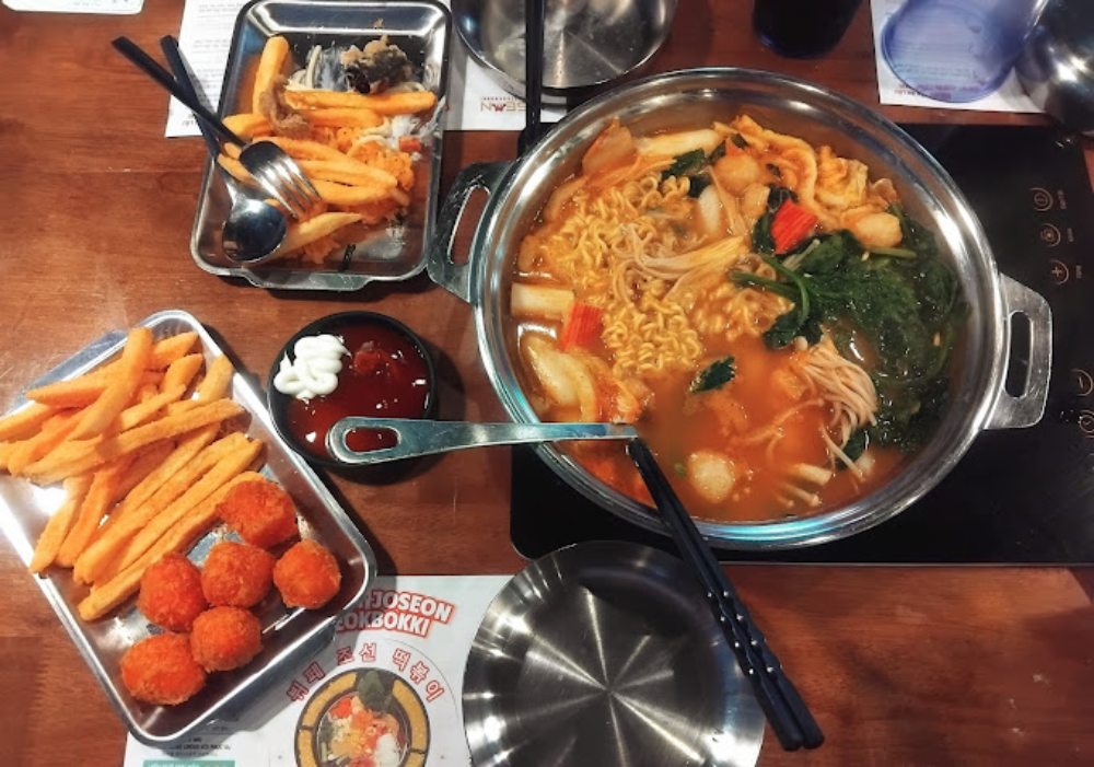 Lẩu Tteokbokki cay ngon, topping phong phú với chả cá, phô mai 