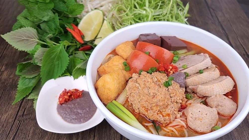 Quán Bún Riêu – Canh Bún Bình Thạnh phục vụ hai món chính là bún riêu cua và canh bún 