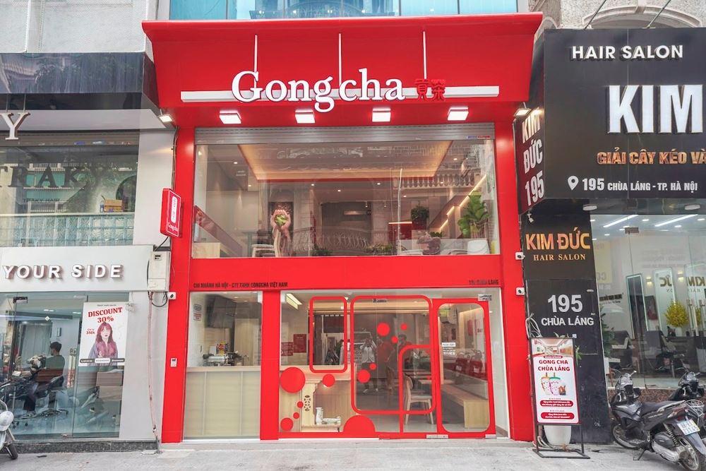 Cửa hàng Gong Cha nổi bật với tone màu đỏ, vàng trên phố Chùa Láng