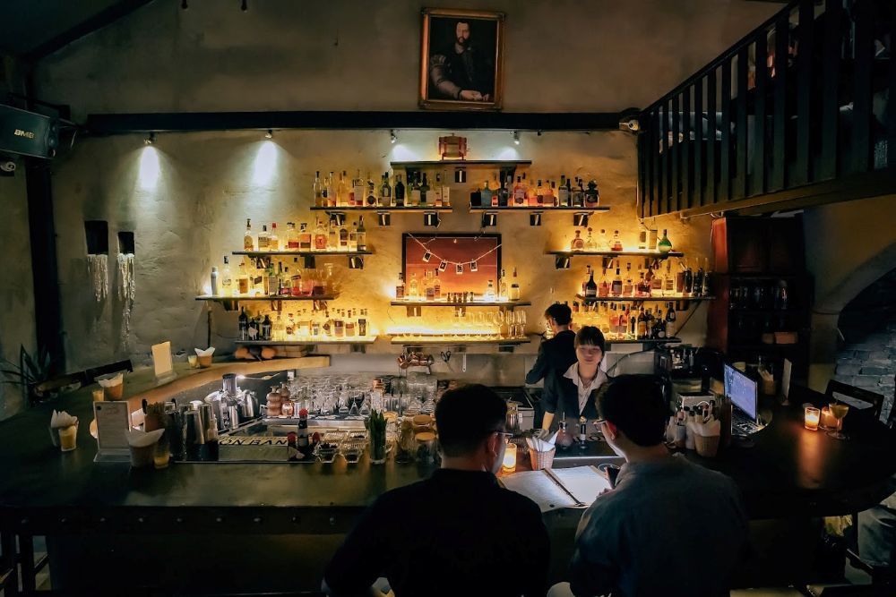 Quầy bar phong cách, ấm áp tại quán The Iron Bank - Cocktail Vault 