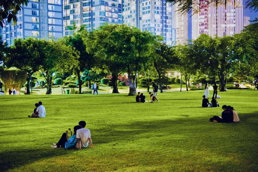 Nhiều cặp đôi thường đến Vinhomes Central Park để hẹn hò, tán gẫu hay trò chuyện với nhau (Ảnh: Sưu tầm Internet)