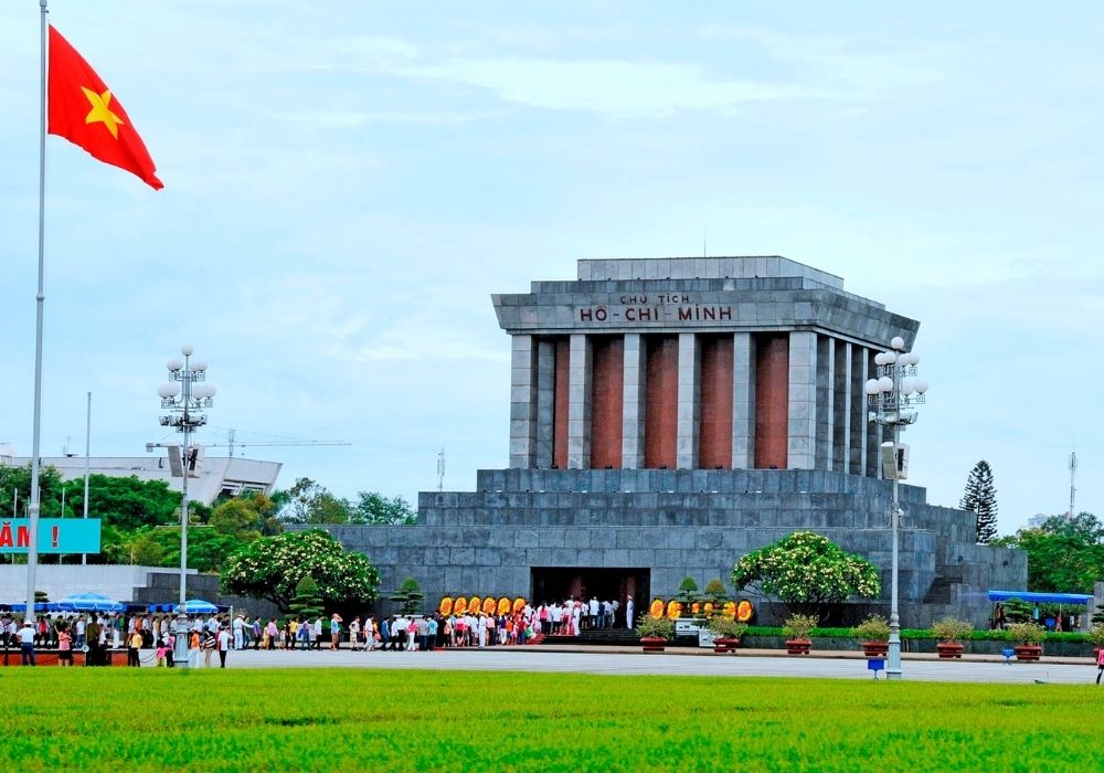 Lăng Bác hiện lên đầy trang nghiêm trên Quảng trường Ba Đình 