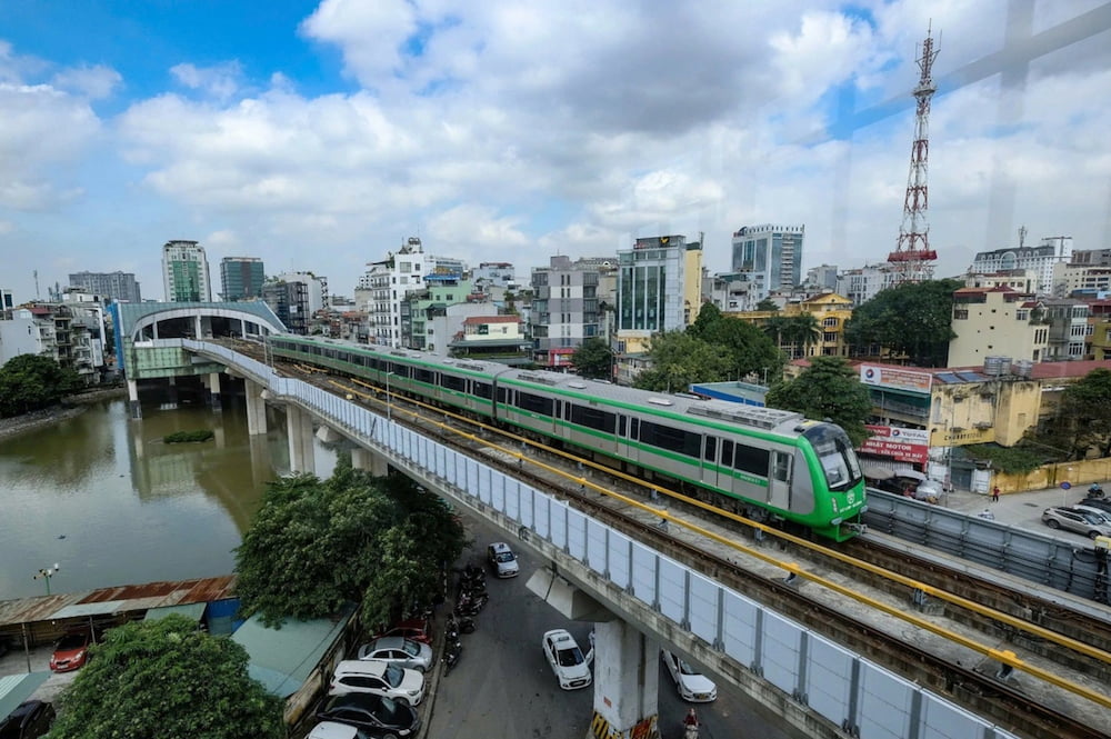 Bạn có thể ngắm nhìn thành phố từ trên cao khi lựa chọn tàu điện Cát Linh - Hà Đông 