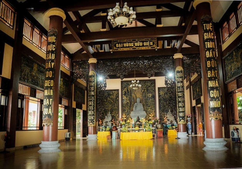 Không gian rộng rãi trong chính điện 