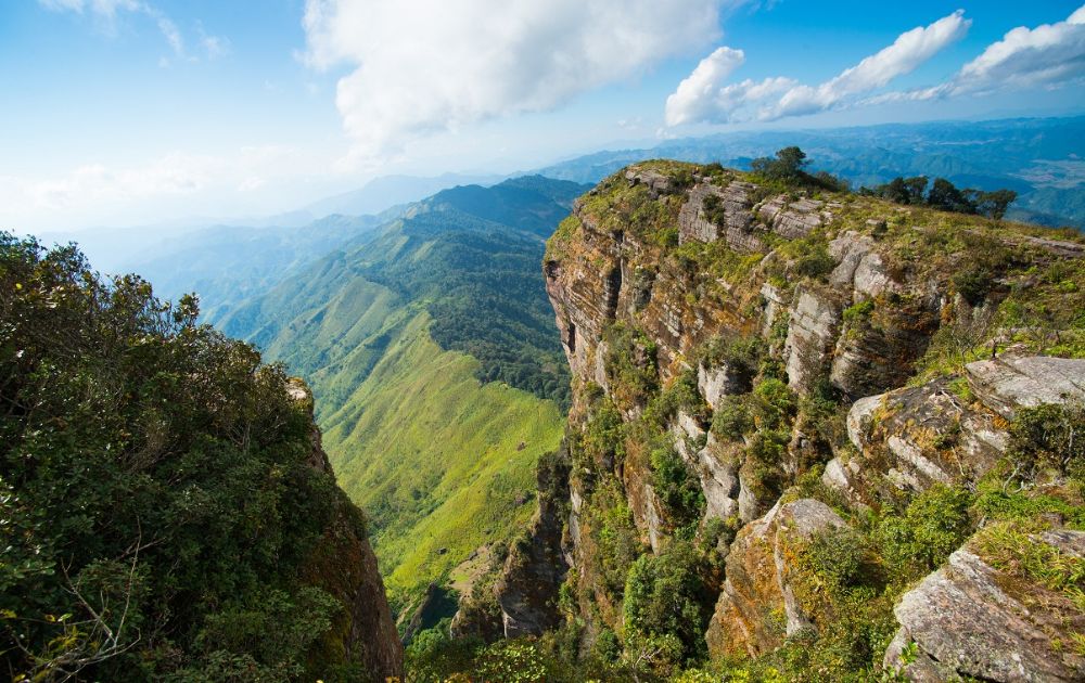 Ngắm nhìn cao nguyên Mộc Châu từ đỉnh Pha Luông (Ảnh: vietnamtourism.gov.vn)