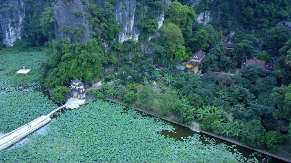 Hình ảnh chùa Bích Động khi nhìn từ trên cao (Ảnh: Sở Thông tin và Truyền thông Ninh Bình)