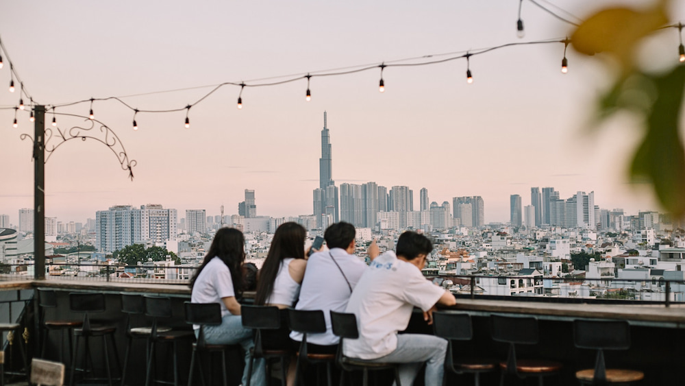 Tầng thượng tại Trăng Non Rooftop là một không gian mở thoáng đãng, view Landmark 81 rực rỡ