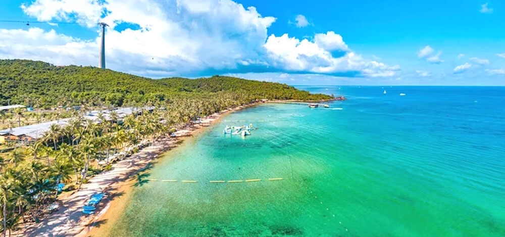 Bãi Gành Dầu chinh phục du khách bằng vẻ đẹp hoang sơ, bờ cát trắng mịn màng và làn nước biển trong xanh như ngọc bích (Ảnh: Sưu tầm internet)