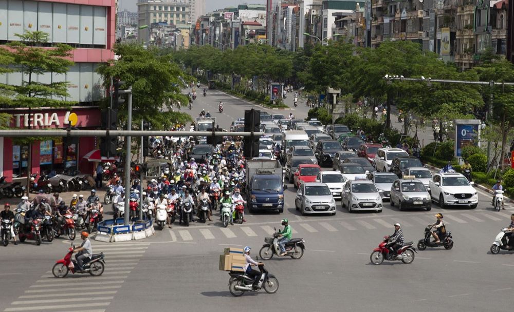 Xe máy và ô tô cá nhân được nhiều người lựa chọn nhờ sự thuận tiện và chủ động