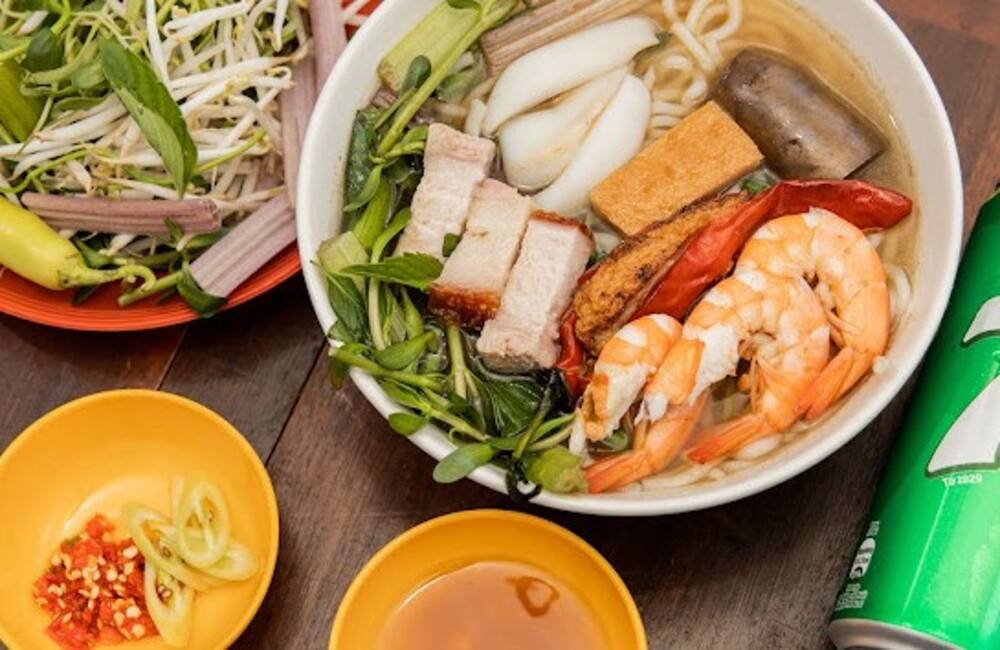 Bún mắm cô Tư đậm đà, hấp dẫn với đầy đủ tôm, thịt, chả (Ảnh: Sưu tầm Internet)