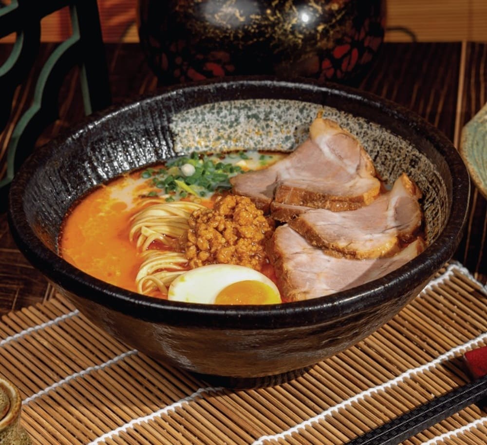 Bạn có thể đến Tokyo Tantan Ramen để thưởng thức ramen kể cả là vào tối muộn