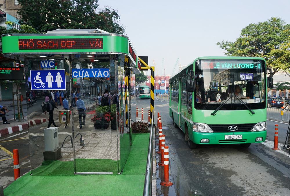 Nhiều du khách lựa chọn xe bus để di chuyển đến tham quan chùa Văn Thánh