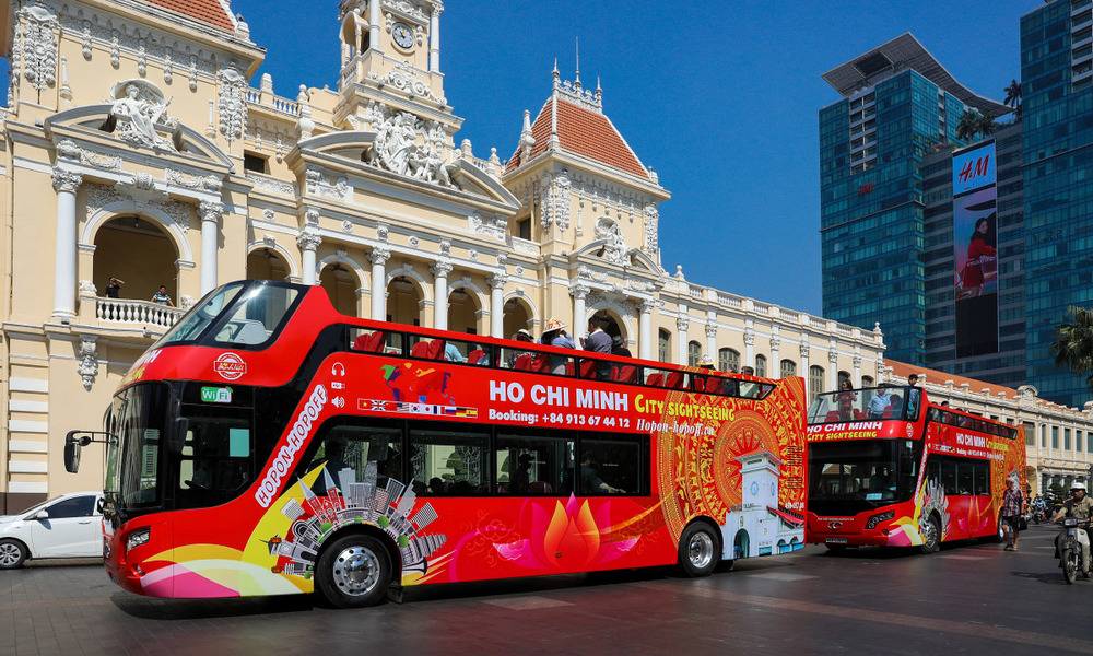 Chiêm ngưỡng thành phố từ trên cao với xe buýt hai tầng, phù hợp cho du khách lần đầu đến (Ảnh: Sưu tầm Internet)