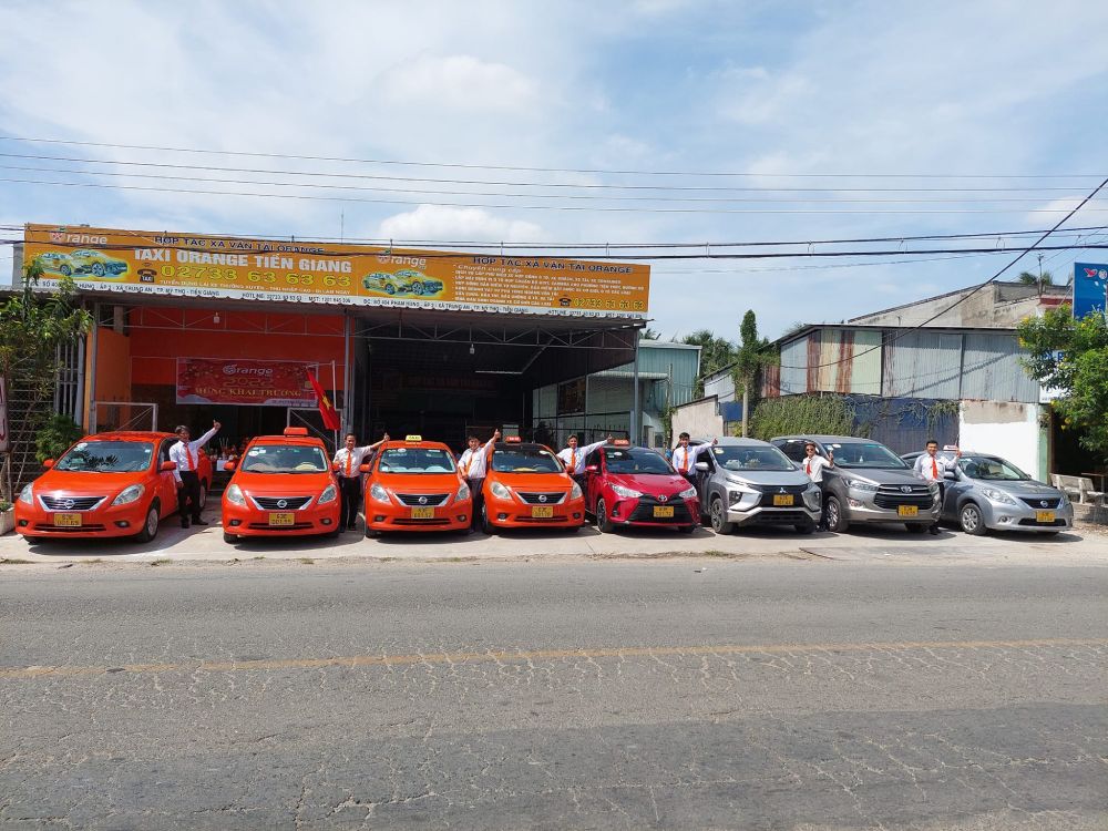 Hãng xe taxi Orange nổi bật với logo màu cam 