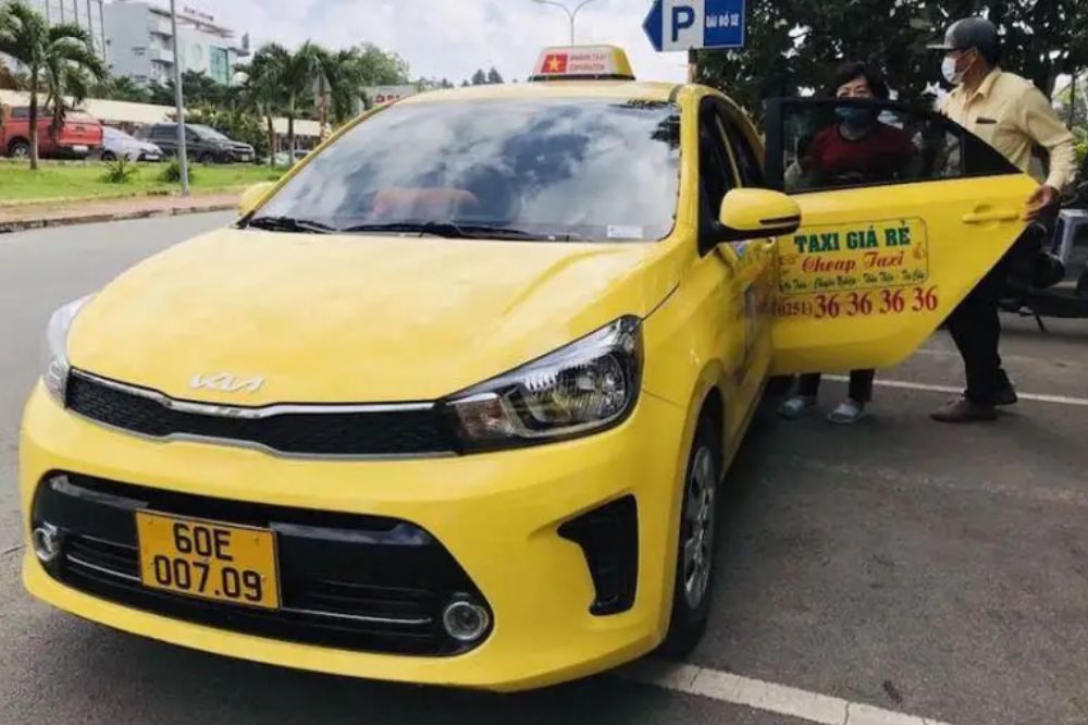 Tài xế Sài Gòn Taxi sẵn lòng phục vụ khách hàng 24/7 (Ảnh: Sưu tầm Internet)