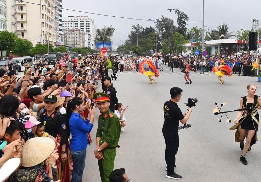 Chú ý bảo quản tư trang cá nhân khi tham gia thưởng thức các màn biểu diễn đường phố (Ảnh: Sưu tầm Internet)