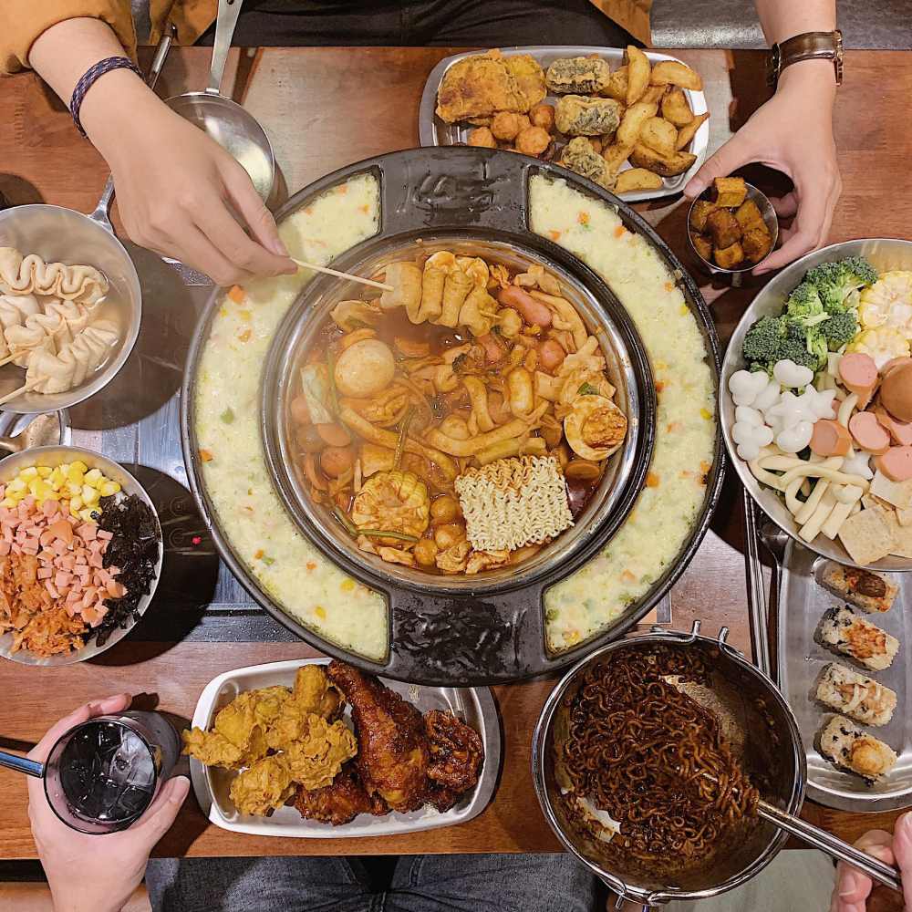 Tokbokki sốt cay, mì tương đen, chả cá Hàn Quốc là những món nổi bật tại Dookki 