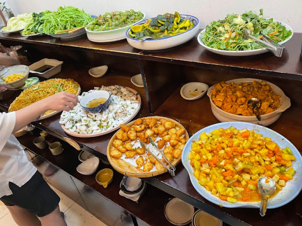 Khu vực buffet sắp xếp gọn gàng, món ăn được thay mới liên tục (Ảnh: Sưu tầm Internet)