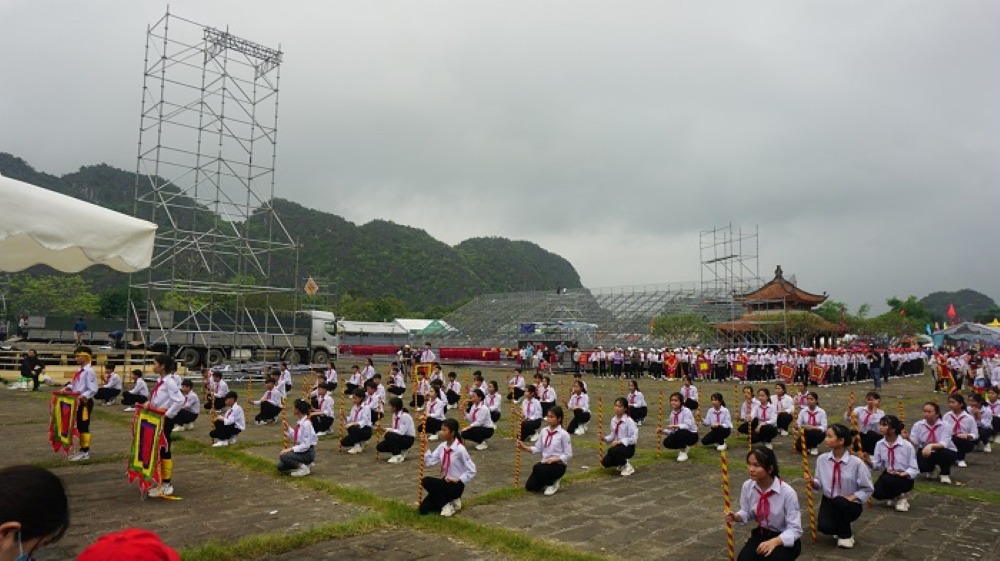 Các em học sinh thi kéo chữ “THÁI BÌNH”