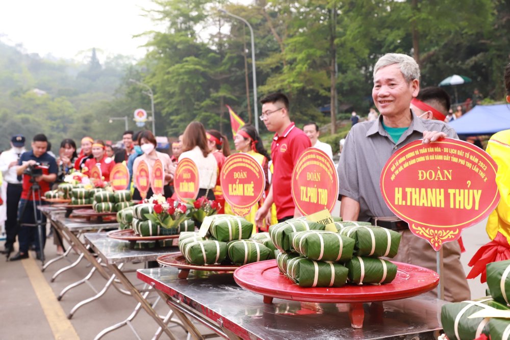 Hội thi làm bánh chưng tại lễ hội Đền Hùng