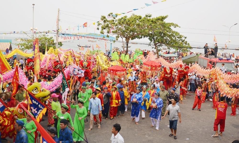 Đông đảo người dân và du khách gần xa đã tề tựu về Dinh Cô từ sớm để đón lễ 