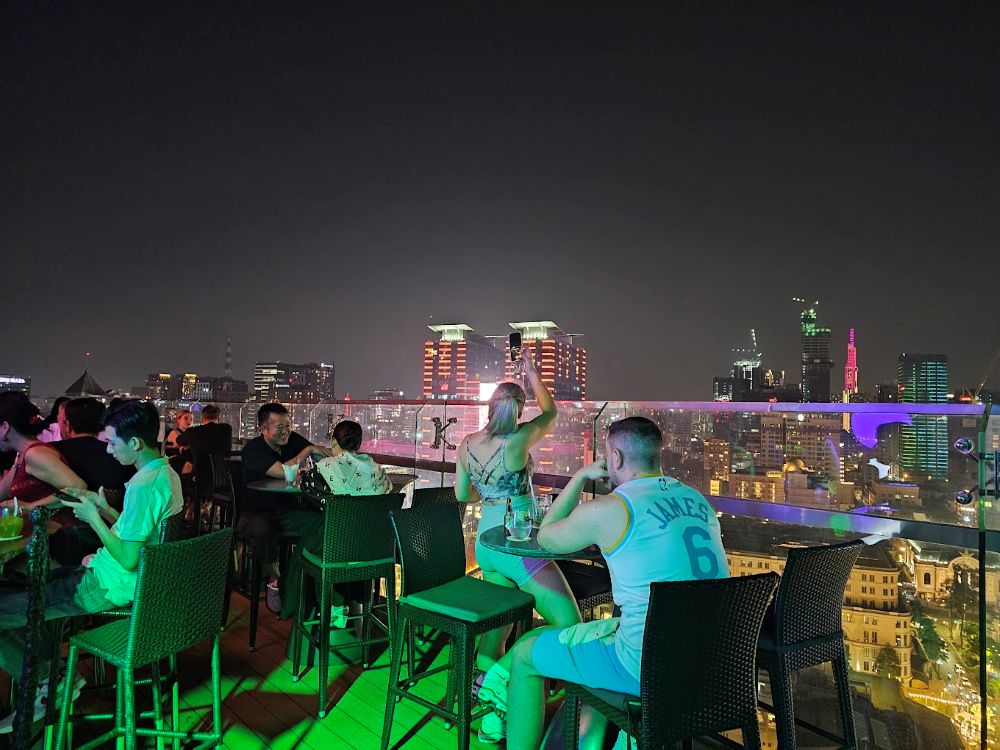 Không gian bar ngoài trời cực thư giãn với Above Sky Bar 