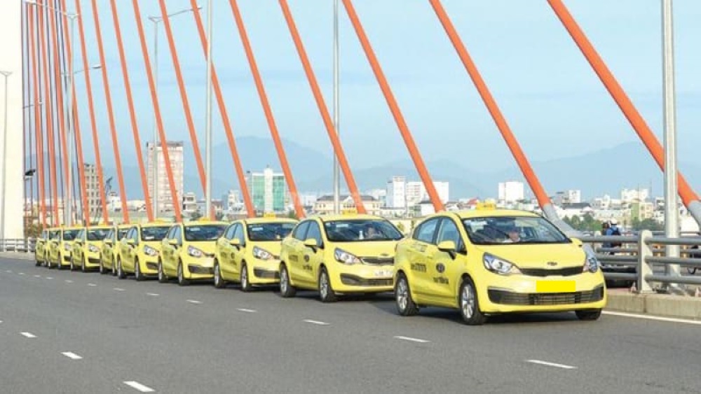 Đội xe chuyên nghiệp với màu sắc nổi bật của taxi Tiên Sa (Ảnh: Sưu tầm Internet)