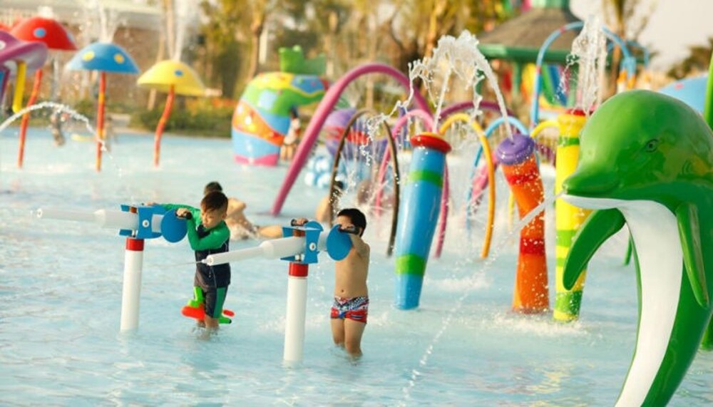 Các em nhỏ vui chơi hết mình tại Water World