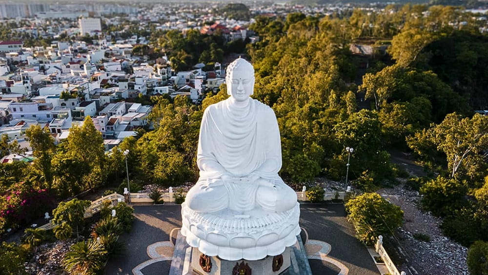 Tượng Kim Thân Phật Tổ cao 24 mét trên đỉnh núi Trại Thủy