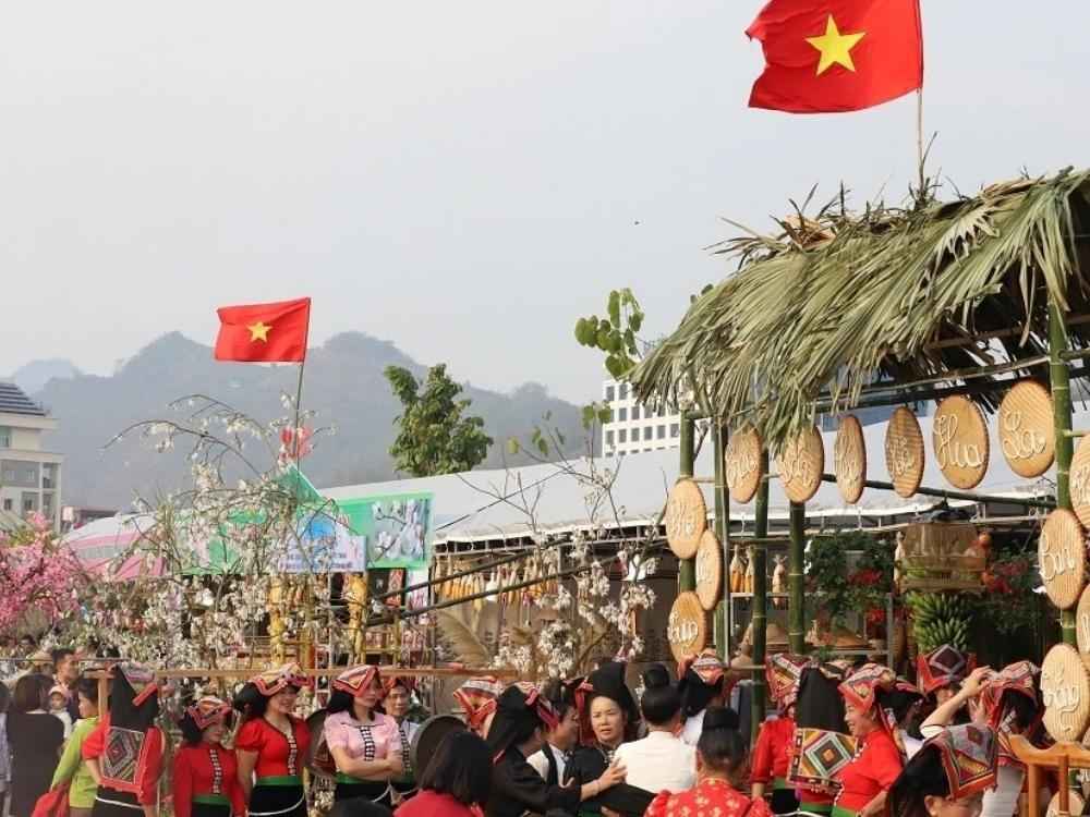 Lễ hội Hoa Ban thu hút nhiều du khách tham gia 