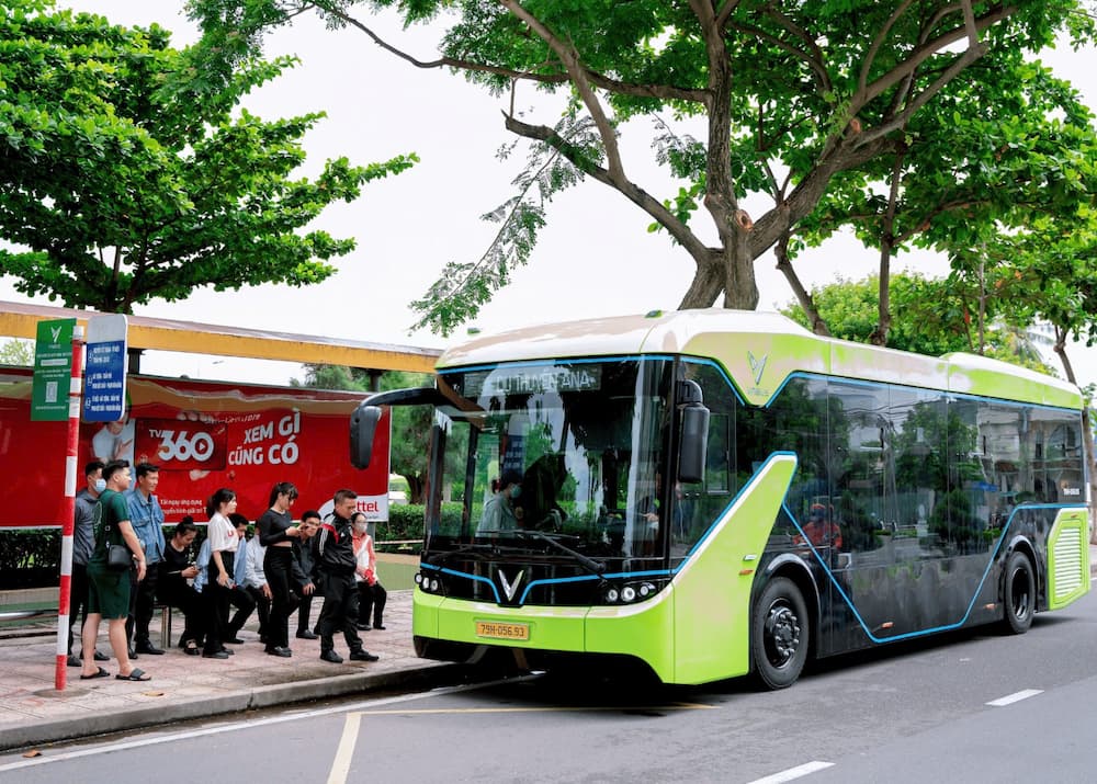 Di chuyển bằng xe bus sẽ giúp bạn tiết kiệm chi phí đi lại 