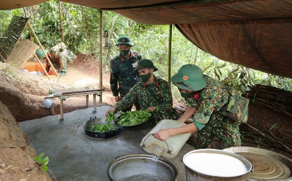 Trải nghiệm nấu cơm chiến sĩ bằng bếp Hoàng Cầm 