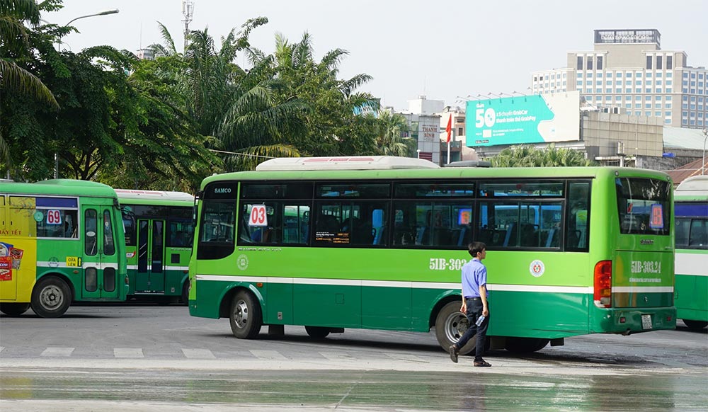 Có nhiều tuyến xe bus giúp bạn dễ dàng đi đến phố ẩm thực (Ảnh: Báo Người Lao Động)