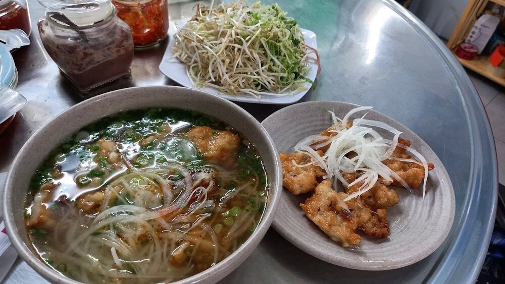 Quán Bánh Canh - Bún Cá Hai Cá nổi bật với những tô bánh canh và bún cá đậm đà hương vị, nước lèo ngọt thanh từ xương và cá tươi ngon, khiến thực khách không thể rời mắt (Ảnh: Sưu tầm internet)