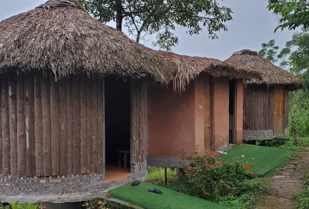 Các căn bungalow thiết kế mộc mạc tại Hồ Thầu Eco Village (Ảnh: Sưu tầm Internet)