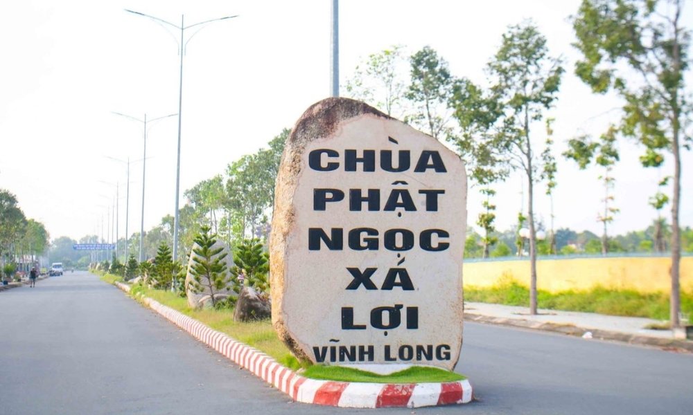 Đường vào chùa Phật Ngọc Xá Lợi Vĩnh Long