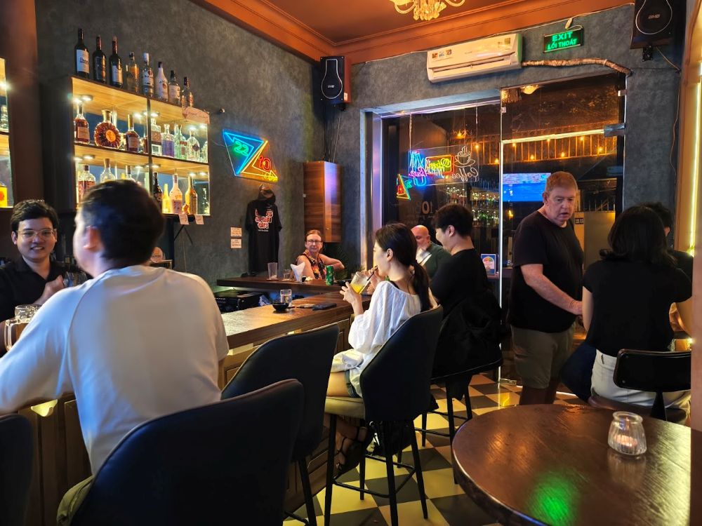 Tầng trệt của quán 22z10 Bar Saigon 