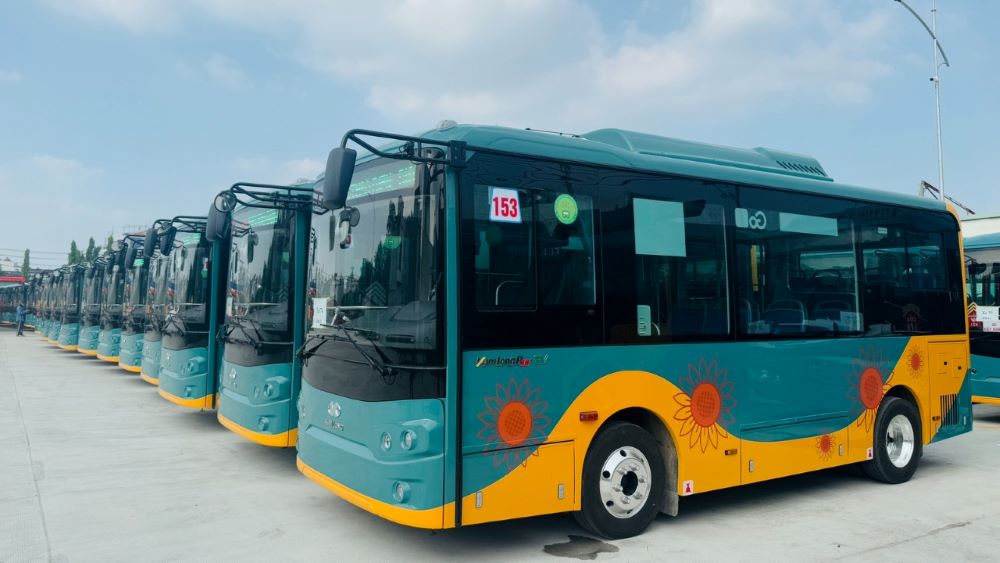 Từ trung tâm TP.HCM, bạn có thể dễ dàng đến chợ An Đông bằng xe bus 
