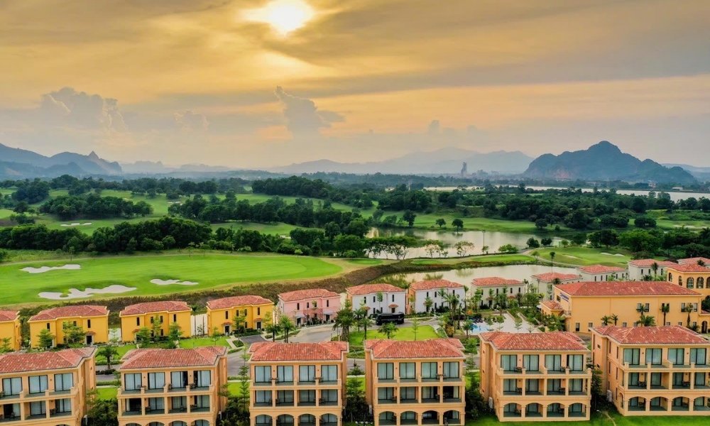 Wyndham Sky Lake Resort & Villas là khu nghỉ dưỡng cao cấp cách hồ Quan Sơn khoảng 27km