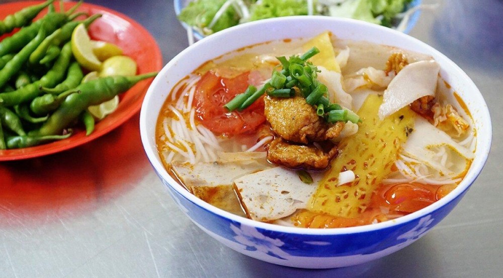 Tô bún cá Phú Yên với topping là chả cá 