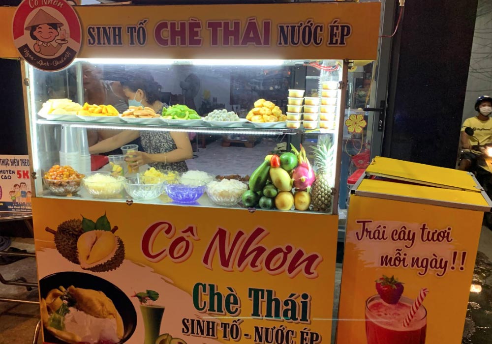 Tiệm chè Phú Yên ven đường nổi tiếng với dịch vụ chu đáo, chè siêu tươi ngon (Ảnh: Chè thái Cô Nhơn Tuy Hoà)