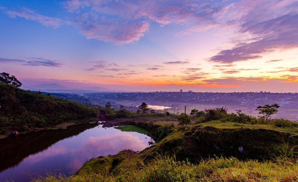 Khung cảnh hoàng hôn rực rỡ từ Núi Đá Gia Lai