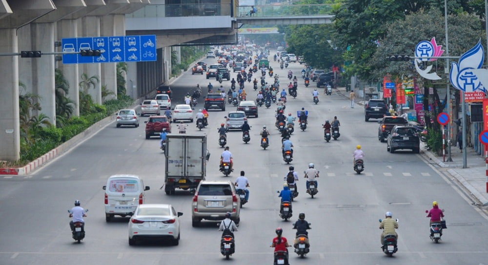 Bạn có thể chọn các phương tiện như xe ôm truyền thống, xe ôm công nghệ để di chuyển đến hồ Đồng Đò (Ảnh: Sưu tầm Internet)