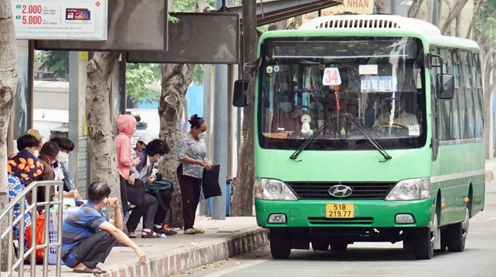 Bạn có thể lựa chọn các tuyến xe buýt có lộ trình qua Quận 4 (Ảnh: Báo Sài Gòn Đầu tư Tài Chính)