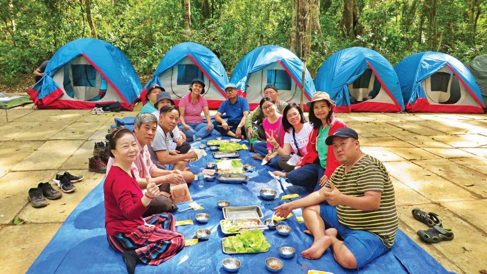 Cắm trại cùng với gia đình, bạn bè gần ngay tại thác Hang Én (Ảnh: Vietgiaitri.com)